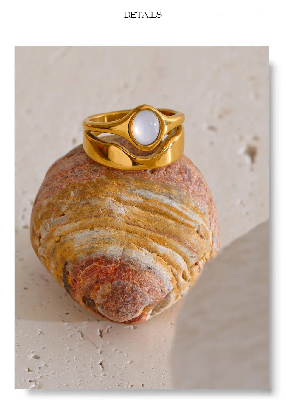 Shell geometric ring in 18K gold-plated stainless steel with shell.