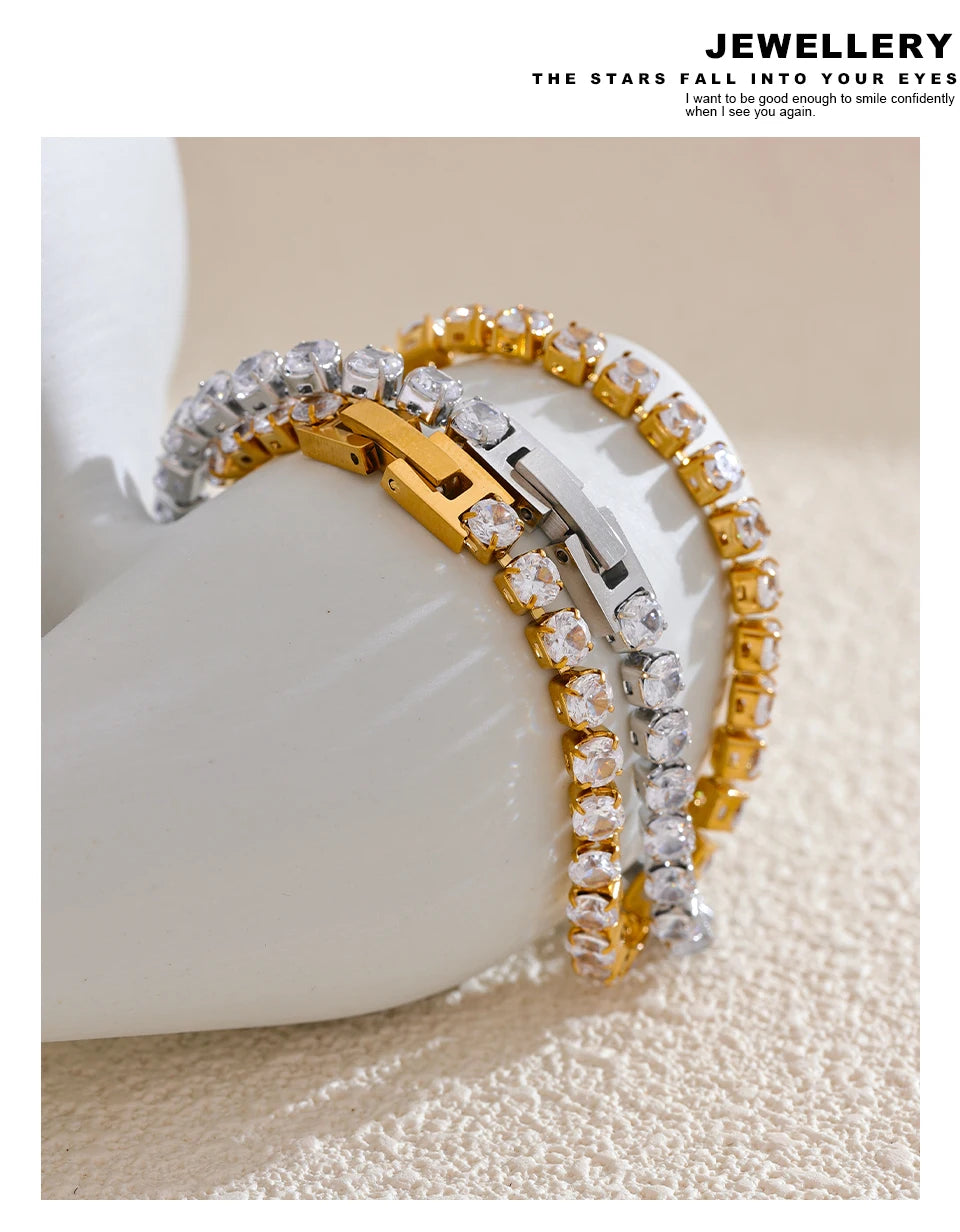 Cubic zirconia geometric chain necklace in gold-plated stainless steel with cubic zirconia.