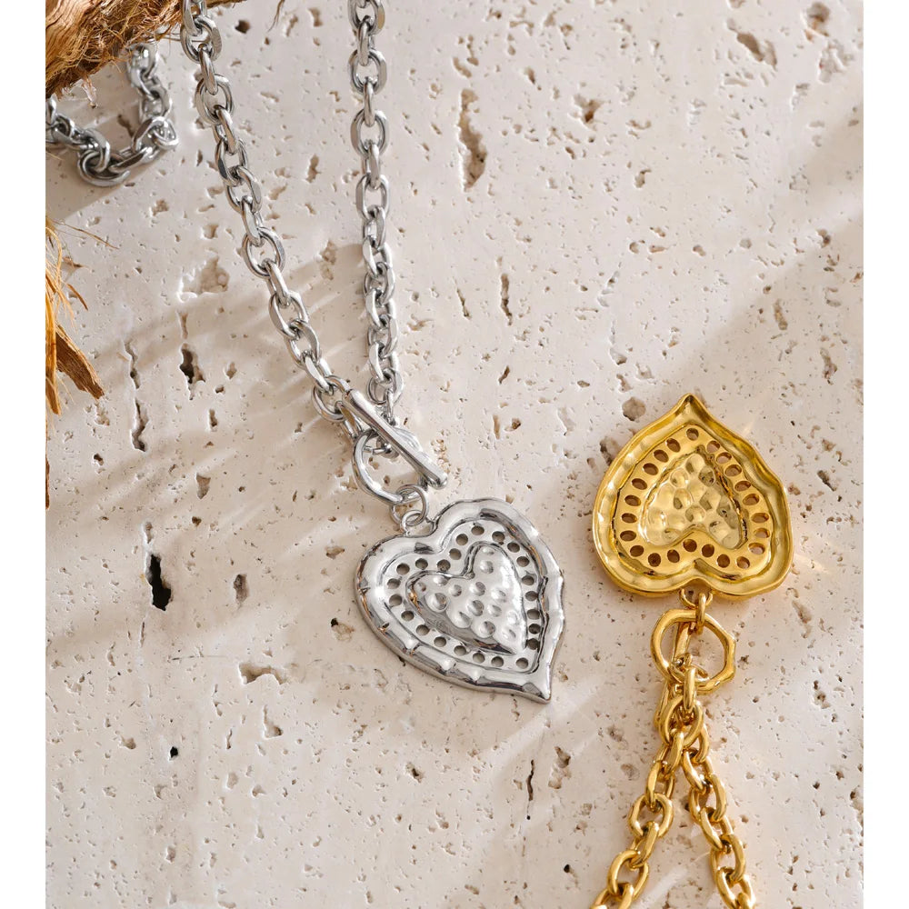 Heart necklace in gold-plated stainless steel.