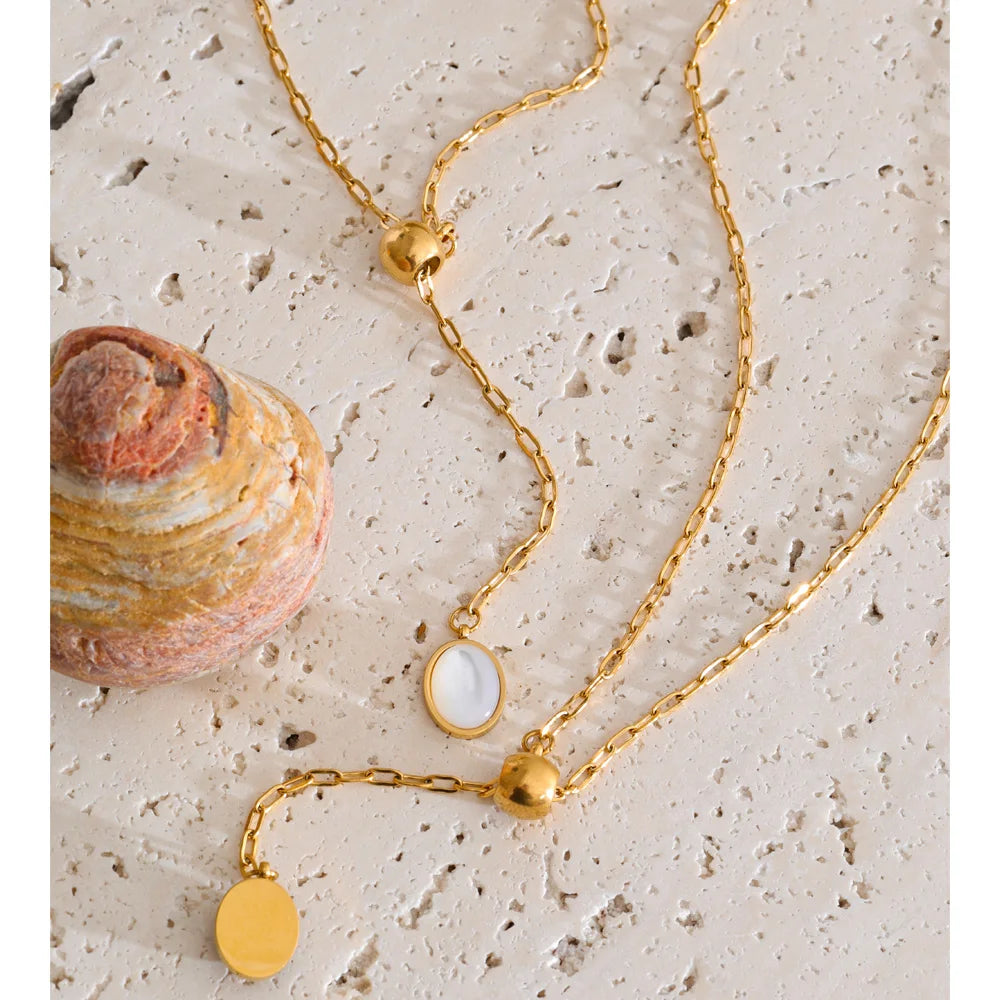 Shell natural stone geometric necklace in gold-plated stainless steel with natural stone and shell.