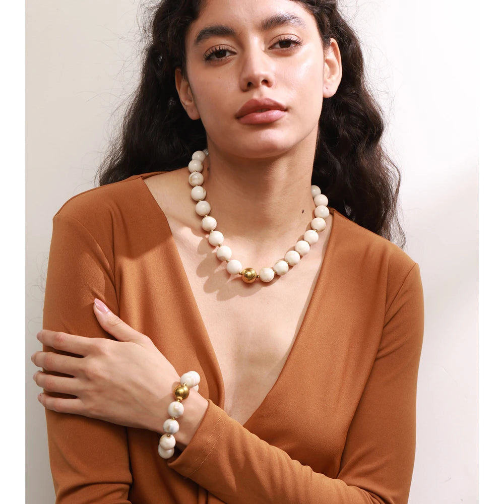 Resin beaded multi-color necklace in gold-plated stainless steel with resin.