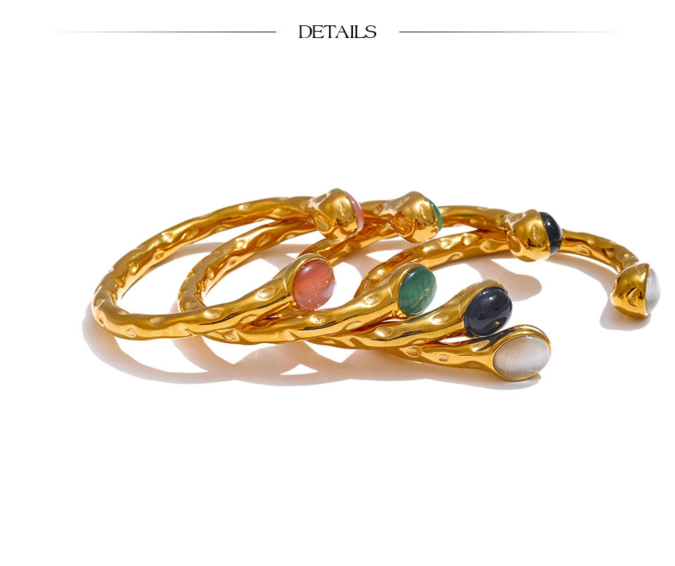 Natural stone geometric bracelet in gold-plated stainless steel with natural stone.