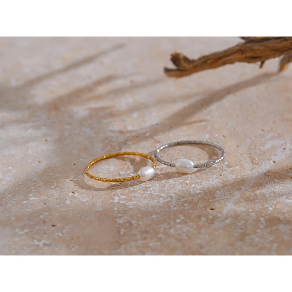 Freshwater pearl geometric ring in gold-plated stainless steel with freshwater pearl.