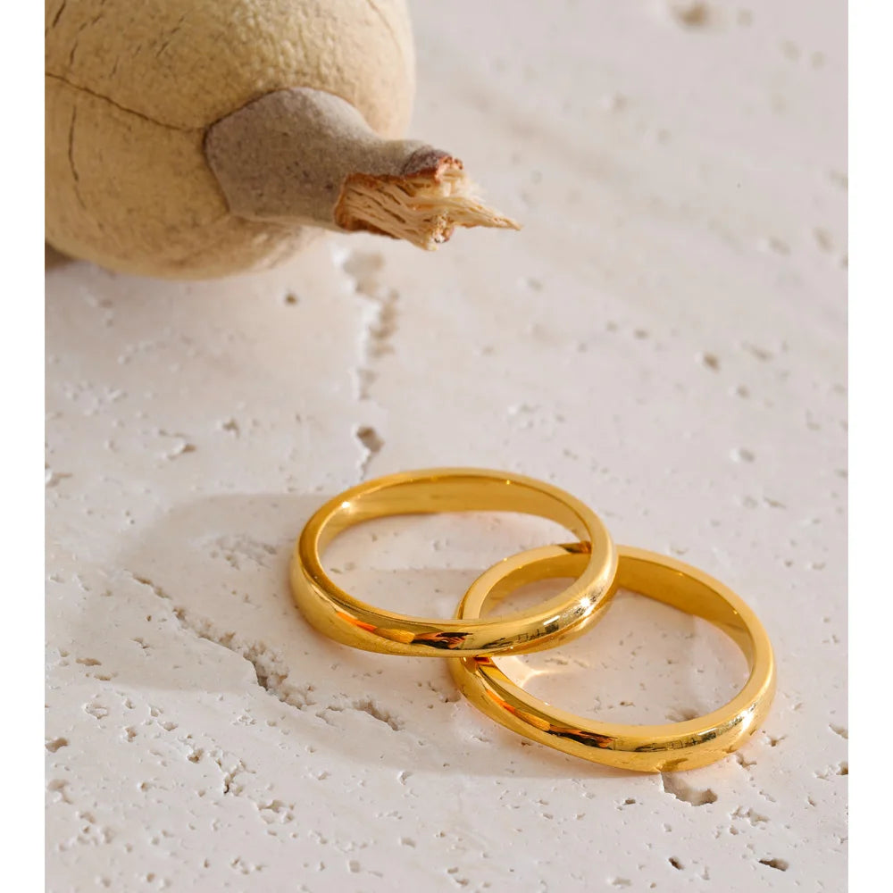 Geometric ring in 18K gold-plated stainless steel.
