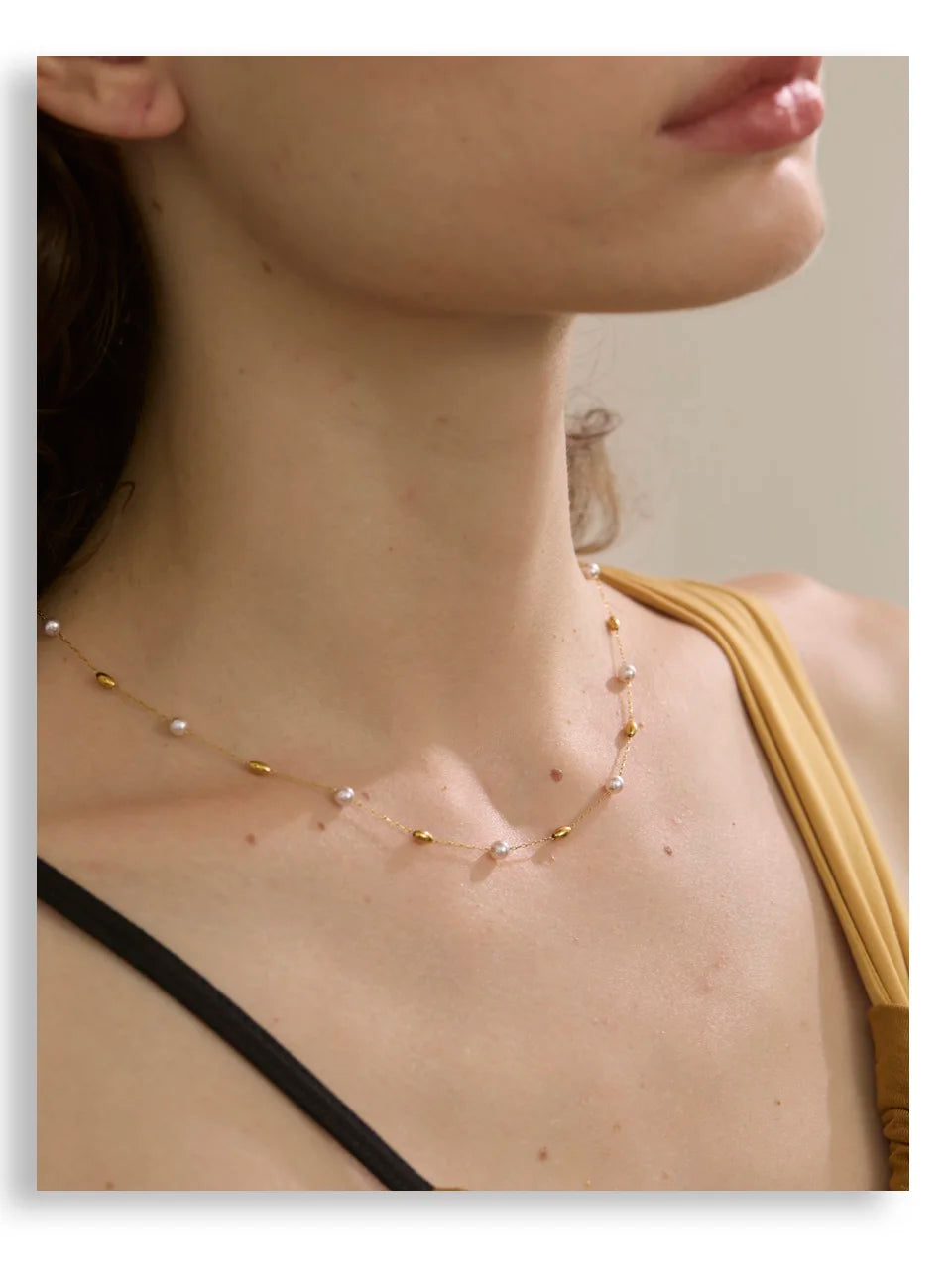 Pearl beaded geometric necklace in gold-plated stainless steel with pearl.