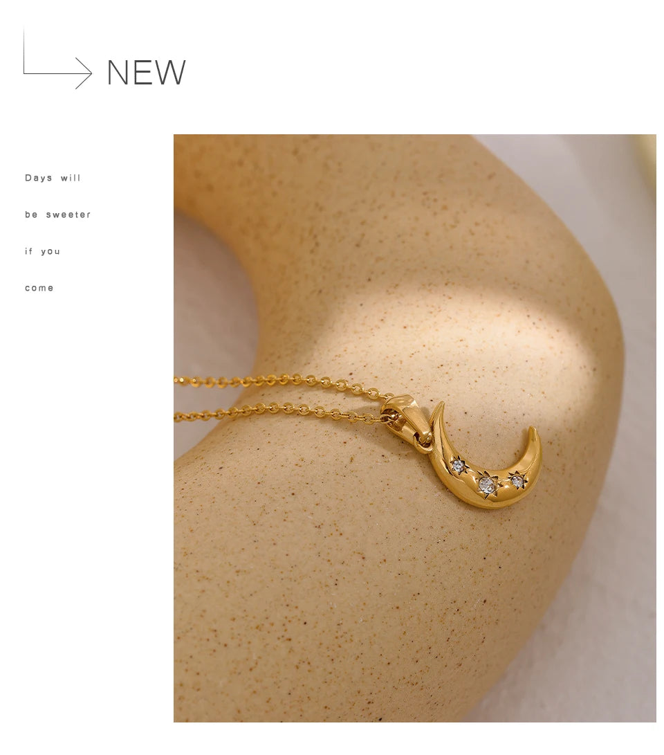 Cubic zirconia moon necklace in gold-plated stainless steel with cubic zirconia.