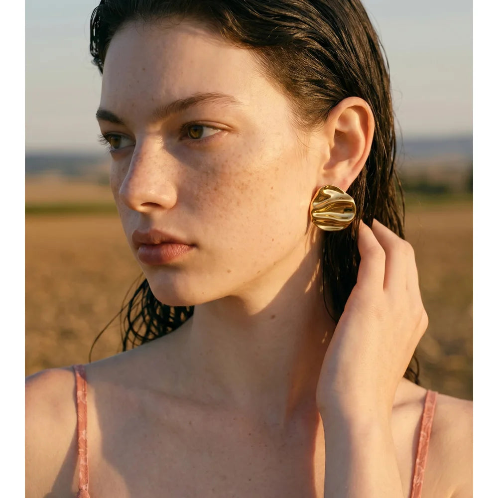 Geometric earrings in gold-plated stainless steel.