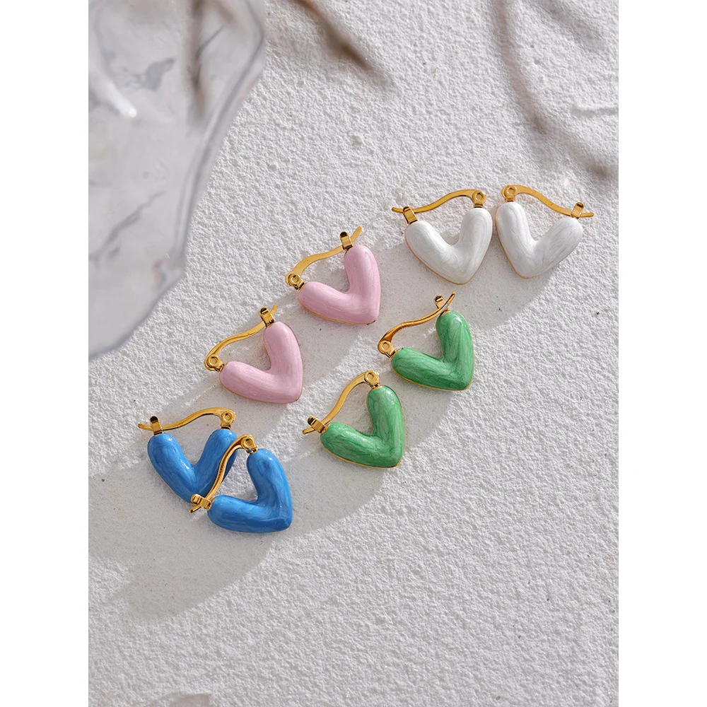 White enamel heart earrings in gold-plated stainless steel with enamel.