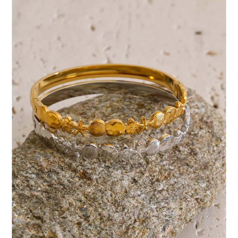 Flower star geometric bracelet in gold-plated stainless steel.