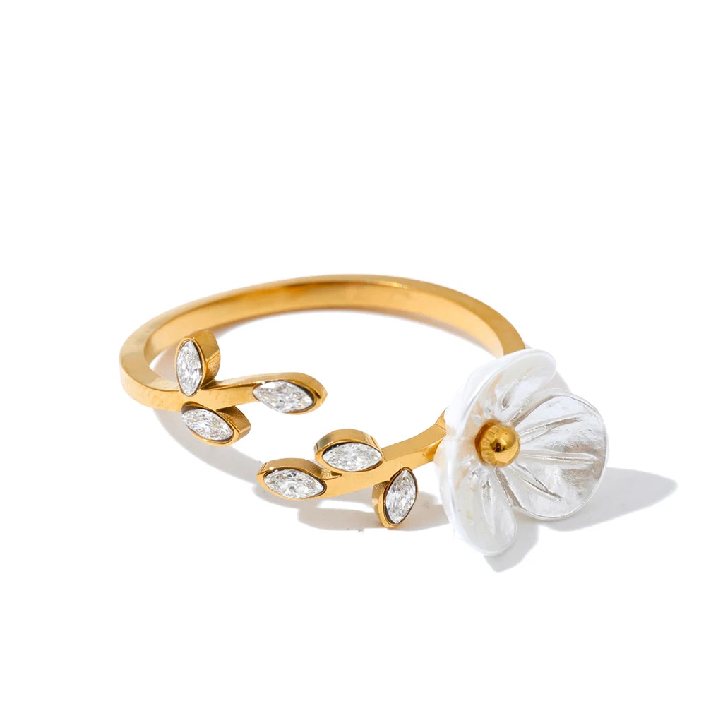 Cubic zirconia resin flower ring in 18K gold-plated stainless steel with cubic zirconia and resin.