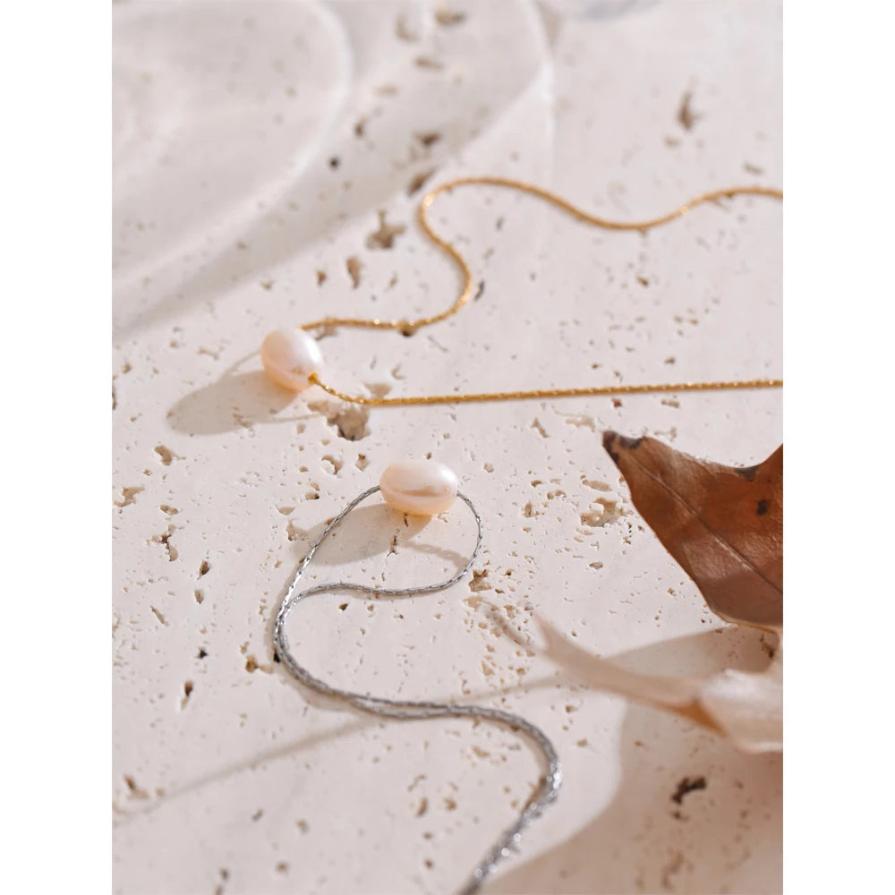 Freshwater pearl geometric necklace in gold-plated stainless steel with freshwater pearl.