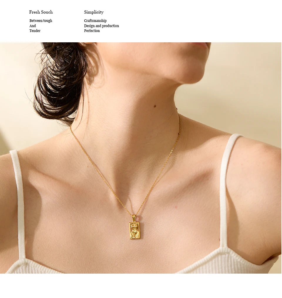 Geometric necklace in gold-plated stainless steel.