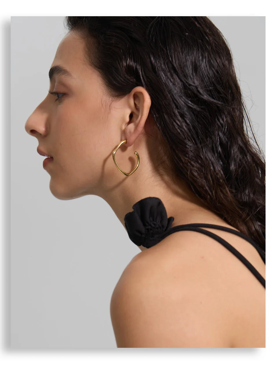 Minimalist geometric earrings in gold-plated stainless steel.