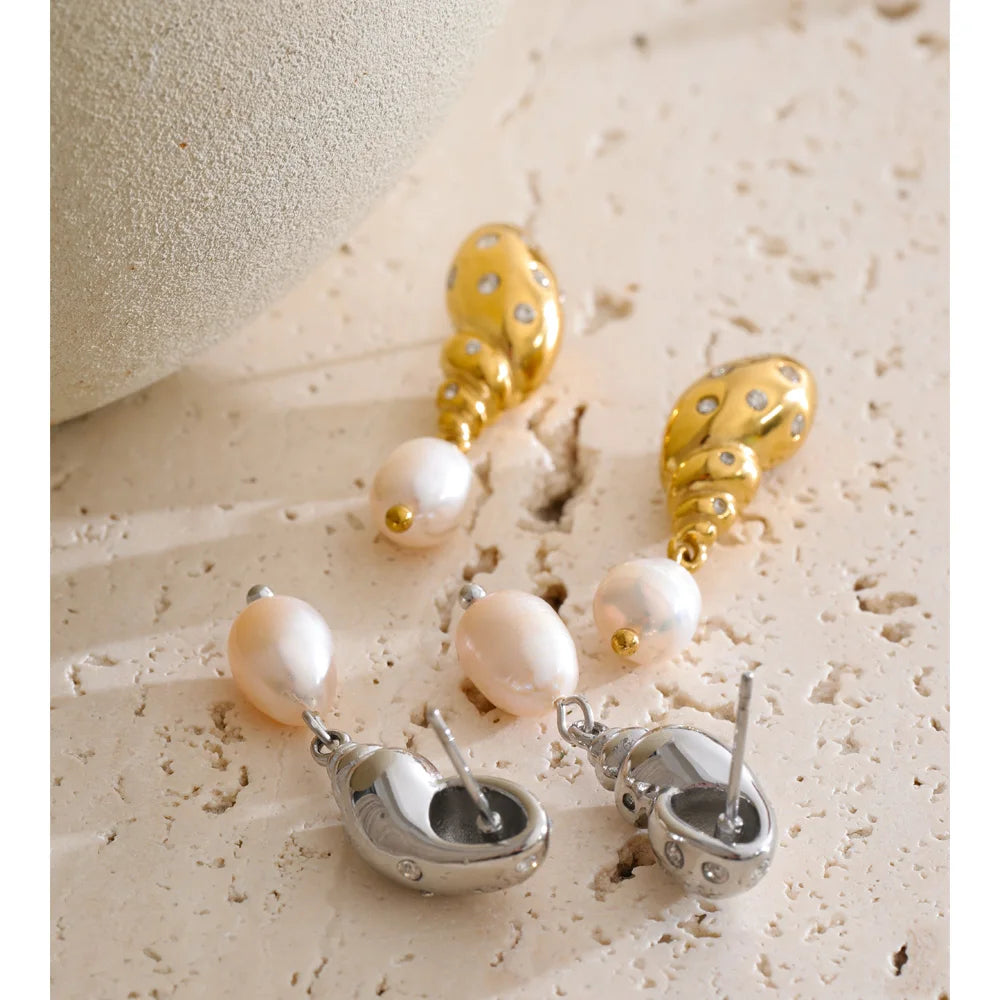 Cubic zirconia freshwater pearl geometric earrings in gold-plated stainless steel with freshwater pearl and cubic zirconia.