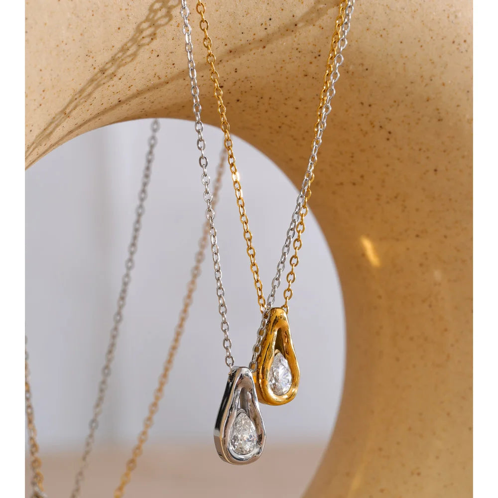 Cubic zirconia geometric necklace in gold-plated stainless steel with cubic zirconia.