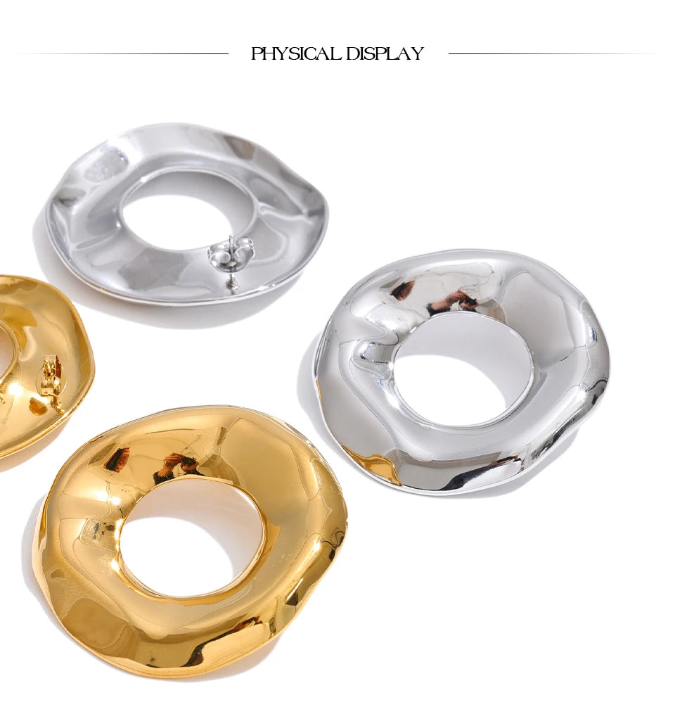 Minimalist geometric earrings in gold-plated stainless steel.