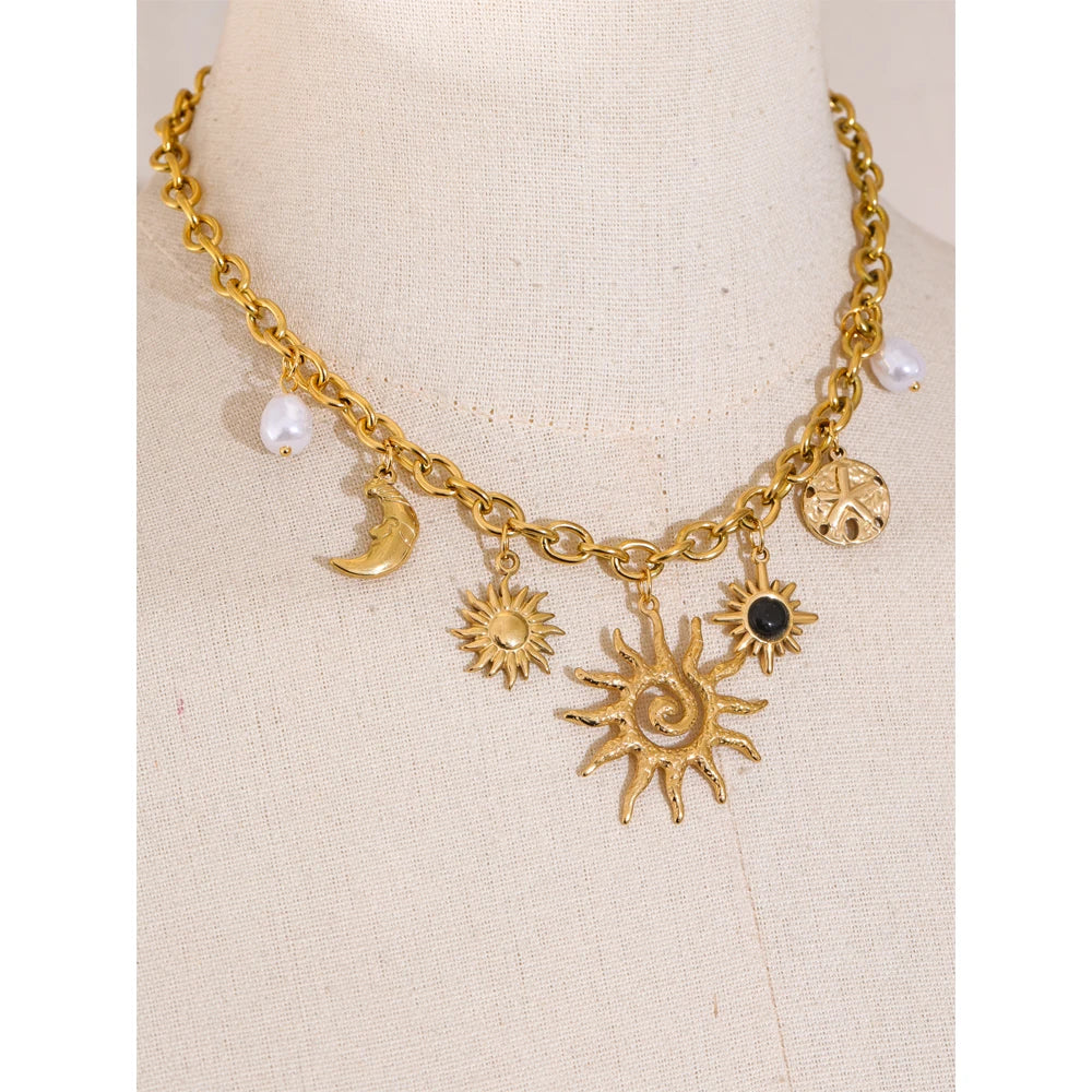 Pearl star moon necklace in gold-plated stainless steel with pearl.