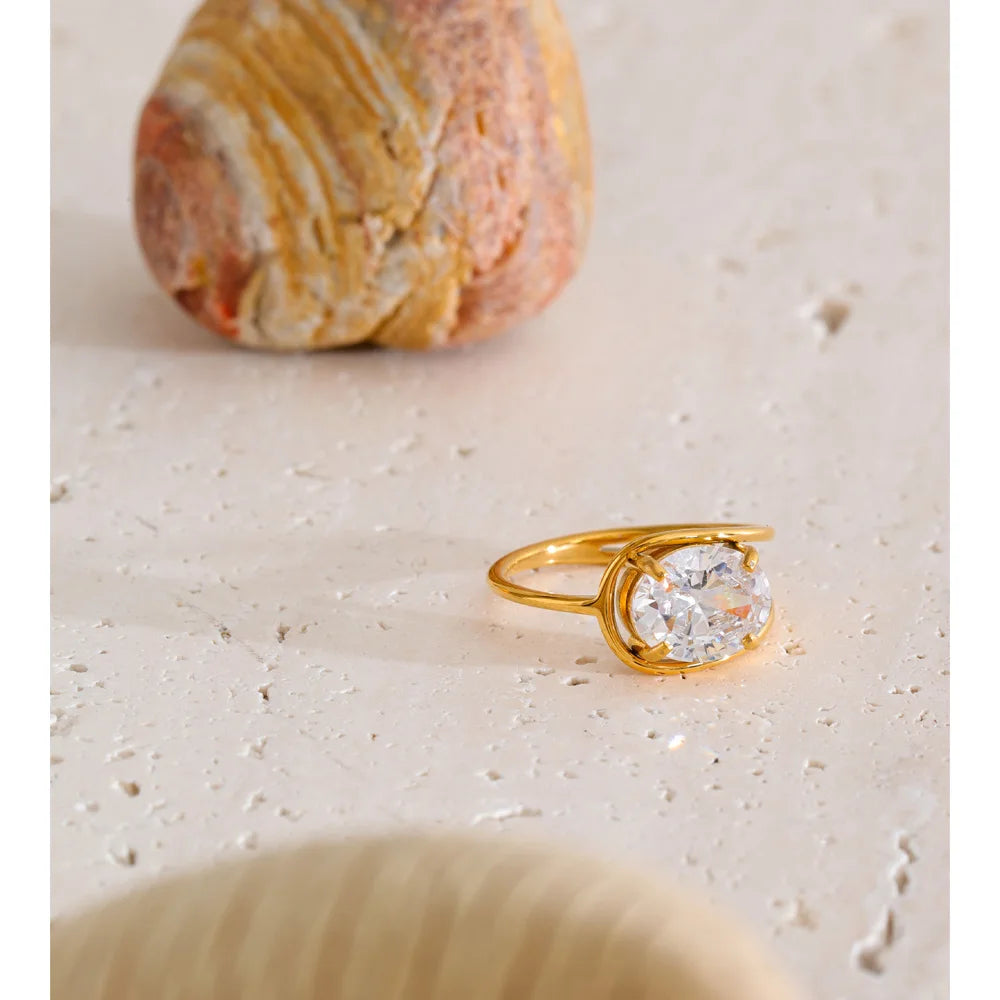 Cubic zirconia geometric ring in 18K gold-plated stainless steel with cubic zirconia.