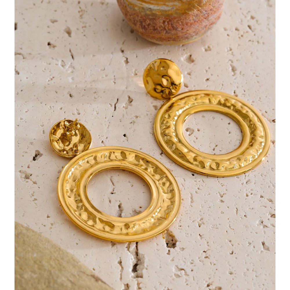Geometric earrings in gold-plated stainless steel.