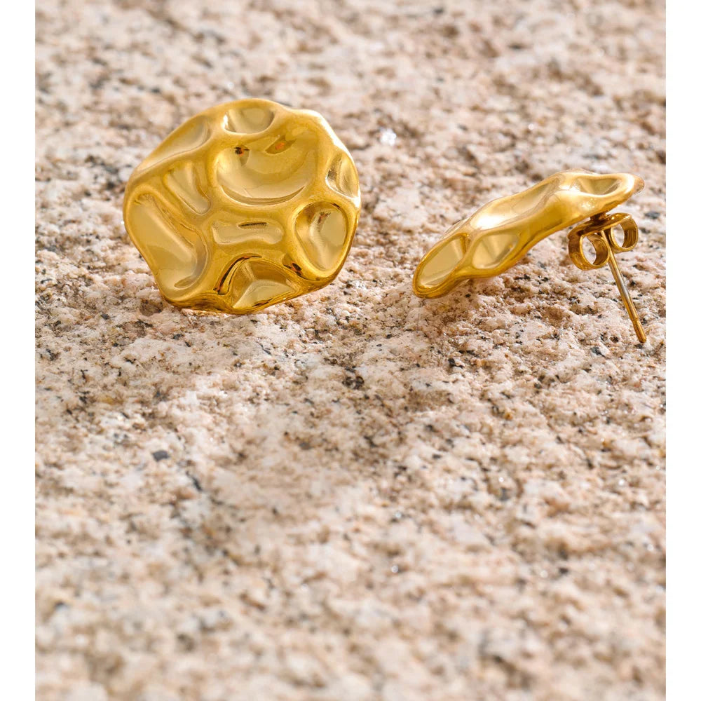 Hammered geometric earrings in gold-plated stainless steel.