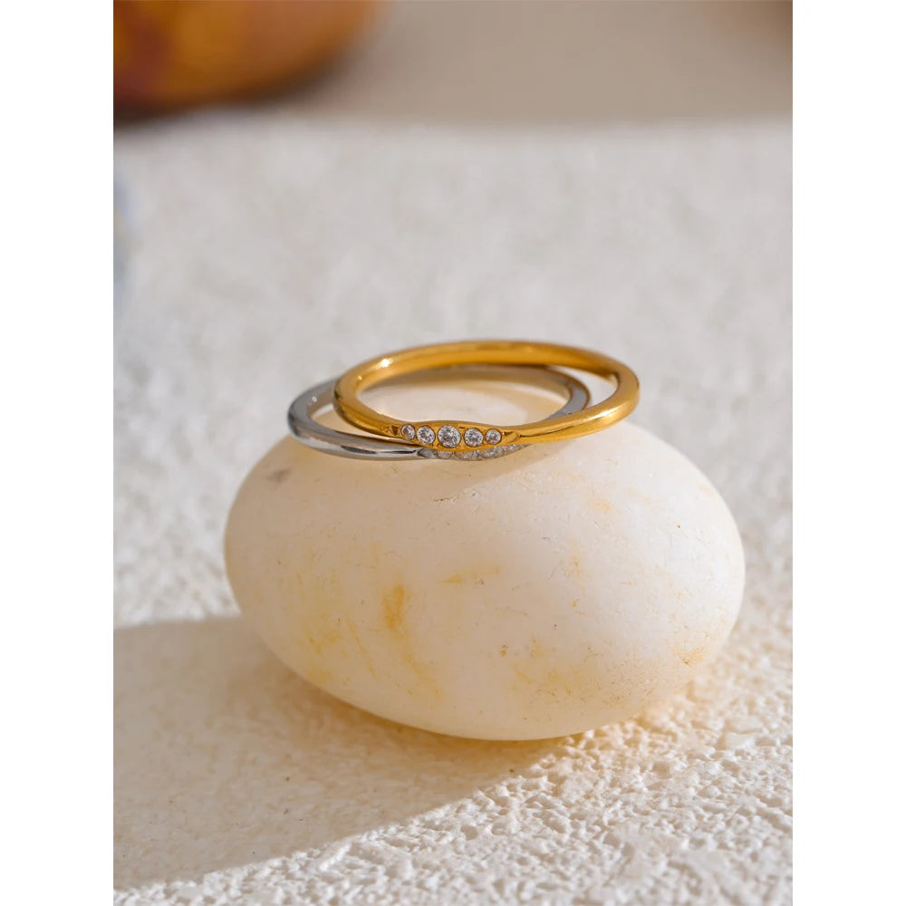 Cubic zirconia geometric ring in 18K gold-plated stainless steel with cubic zirconia.