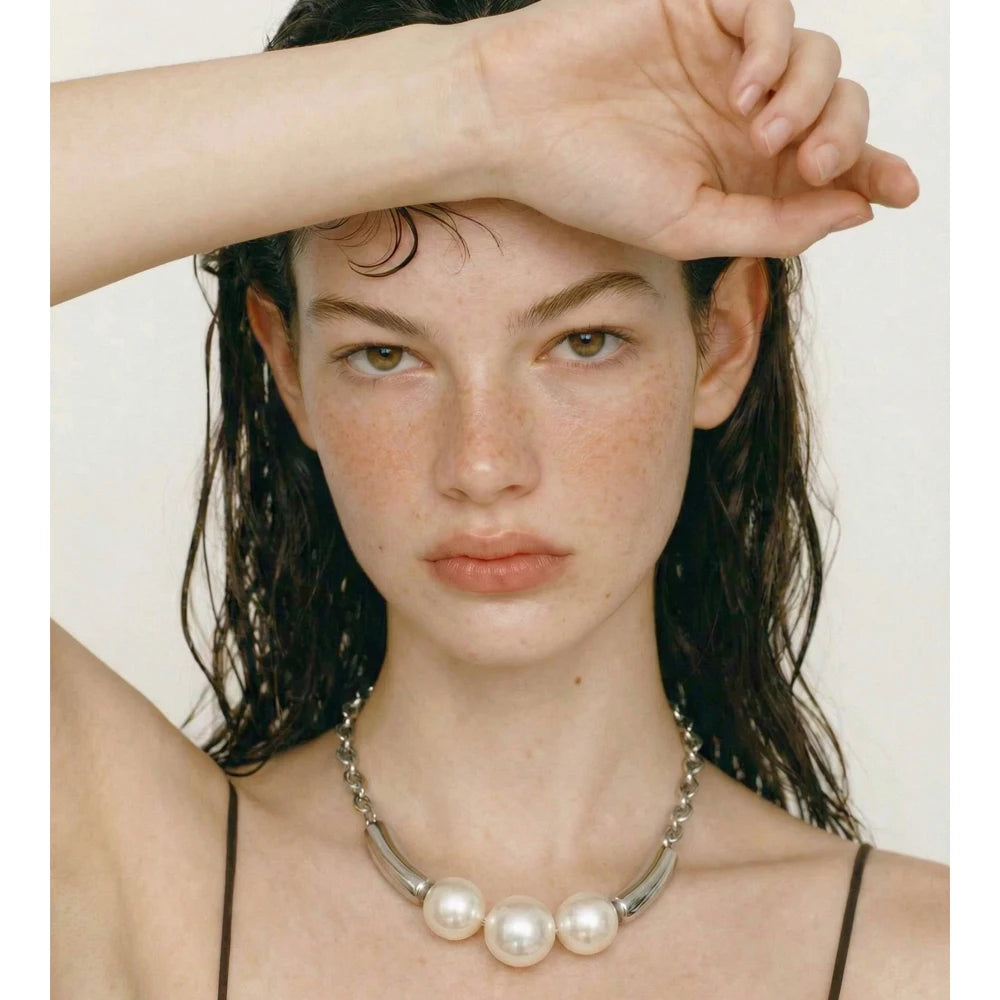 Pearl beaded geometric necklace in gold-plated stainless steel with pearl.