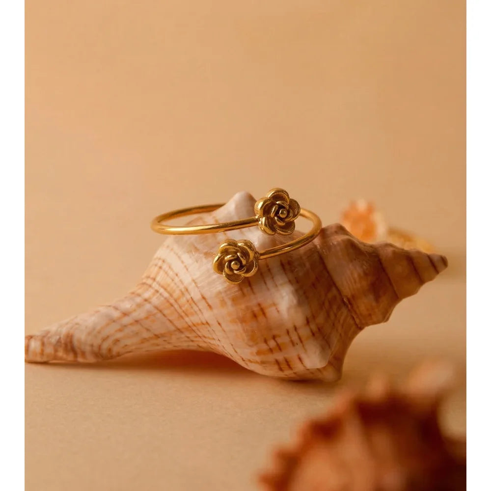 Flower geometric ring in 18K gold-plated stainless steel.