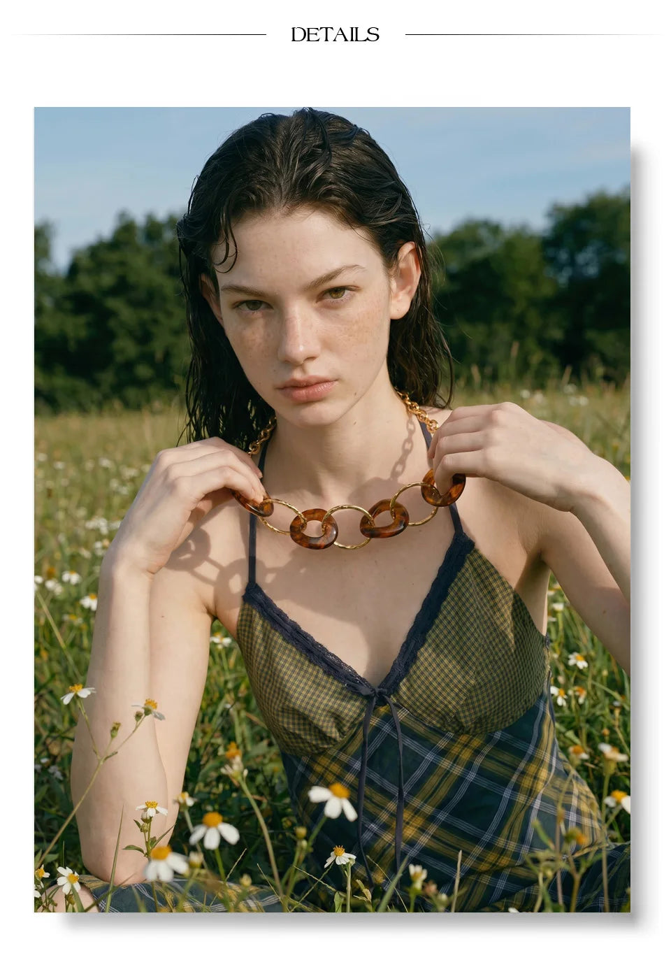 Resin acrylic geometric necklace in gold-plated stainless steel with resin and acrylic.