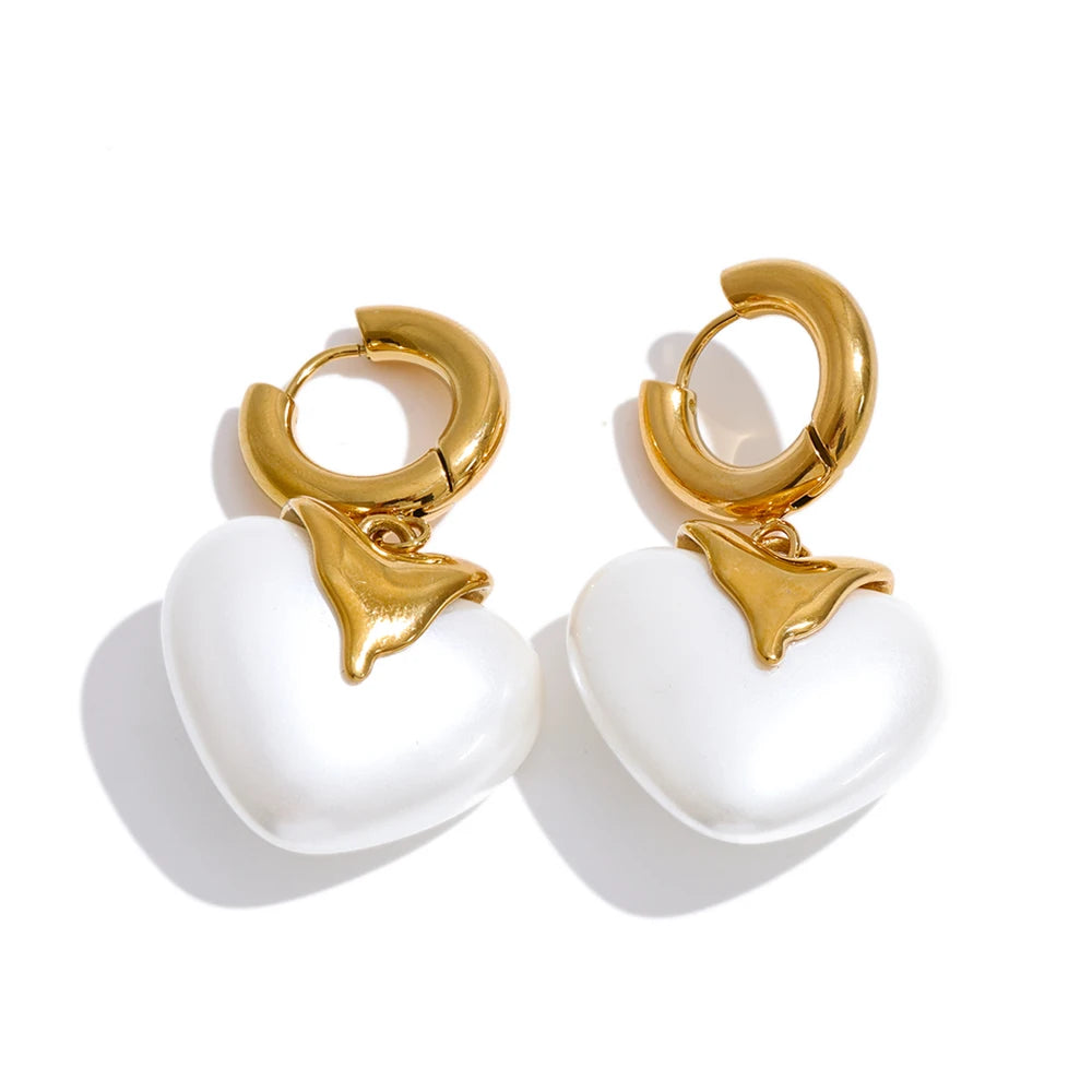 Pearl heart earrings in gold-plated stainless steel with pearl.