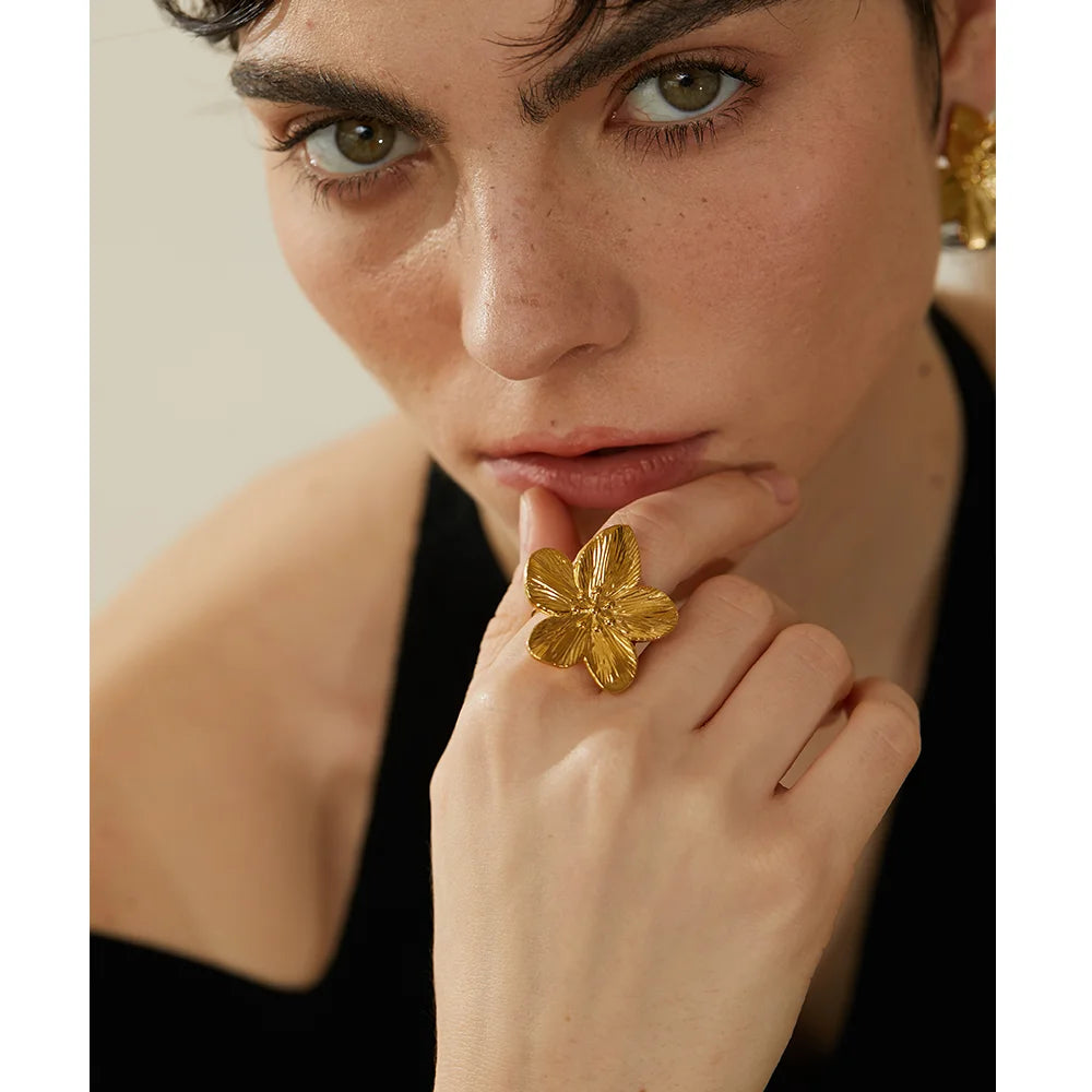 Flower geometric ring in 18K gold-plated stainless steel.