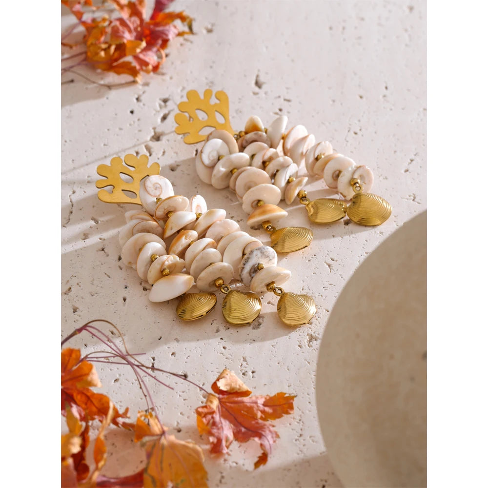 Shell geometric earrings in gold-plated stainless steel with shell.