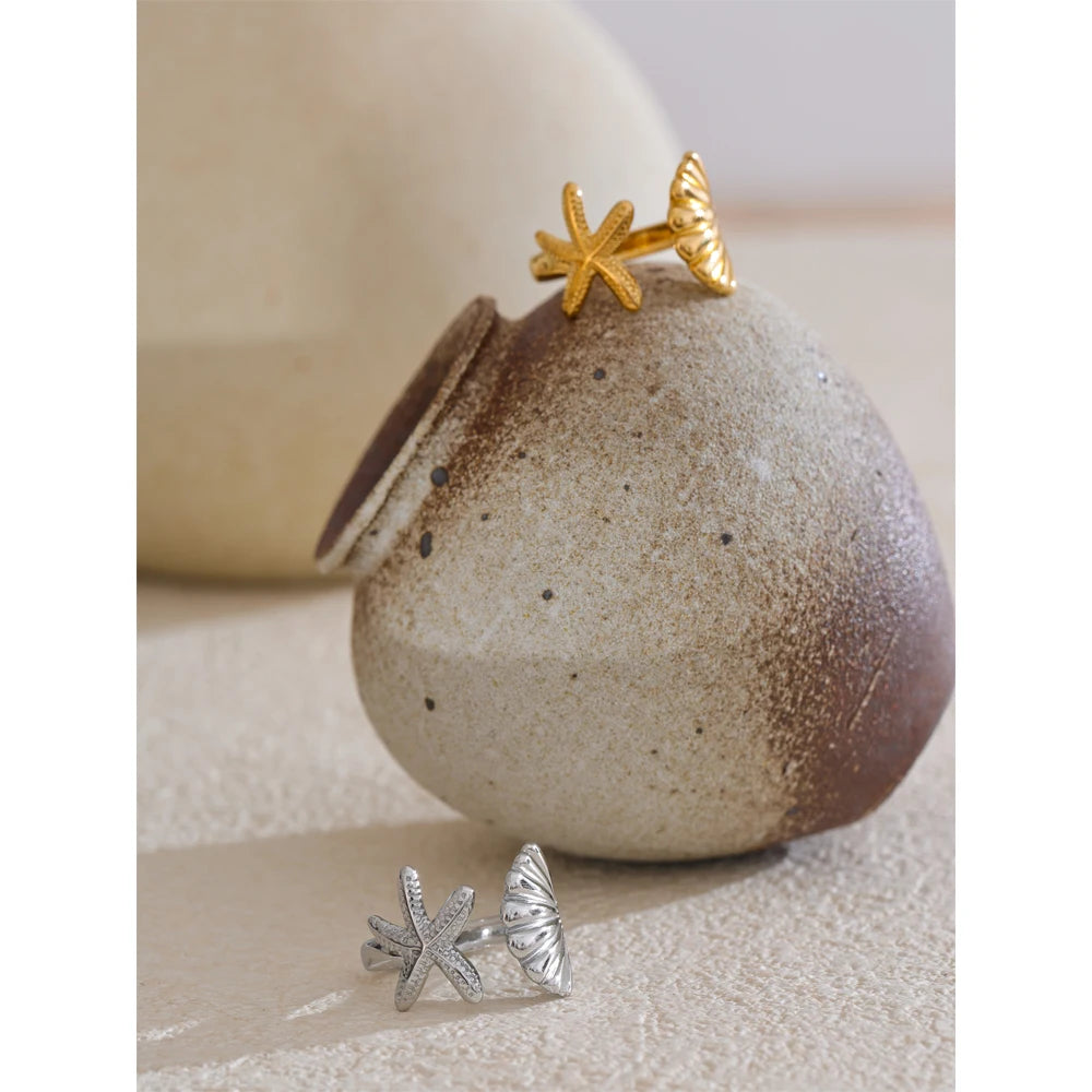 Shell star geometric ring in gold-plated stainless steel with shell.