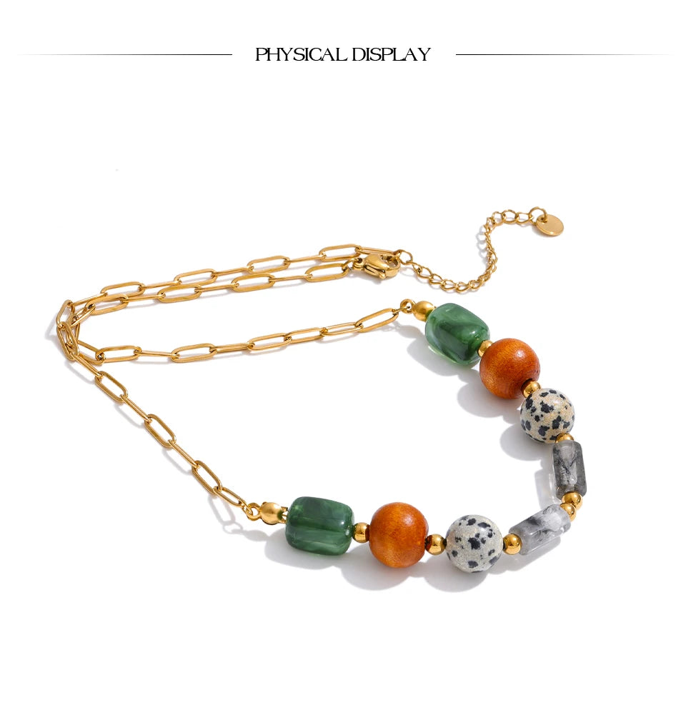 Resin natural stone beaded necklace in gold-plated stainless steel with natural stone and resin.