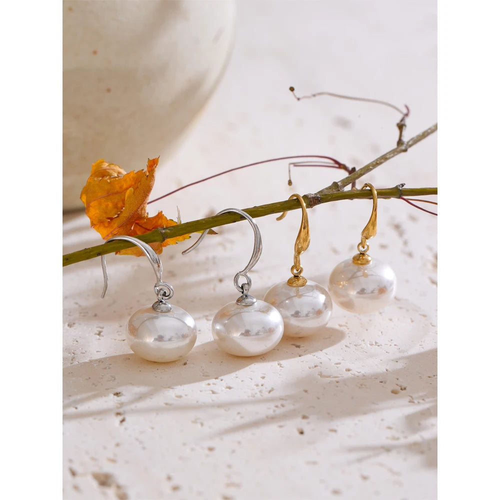 Pearl geometric earrings in gold-plated stainless steel with pearl.