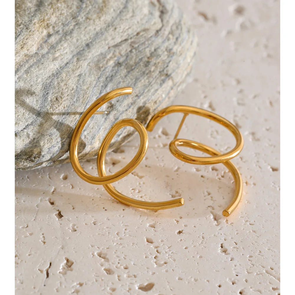 Geometric earrings in gold-plated stainless steel.