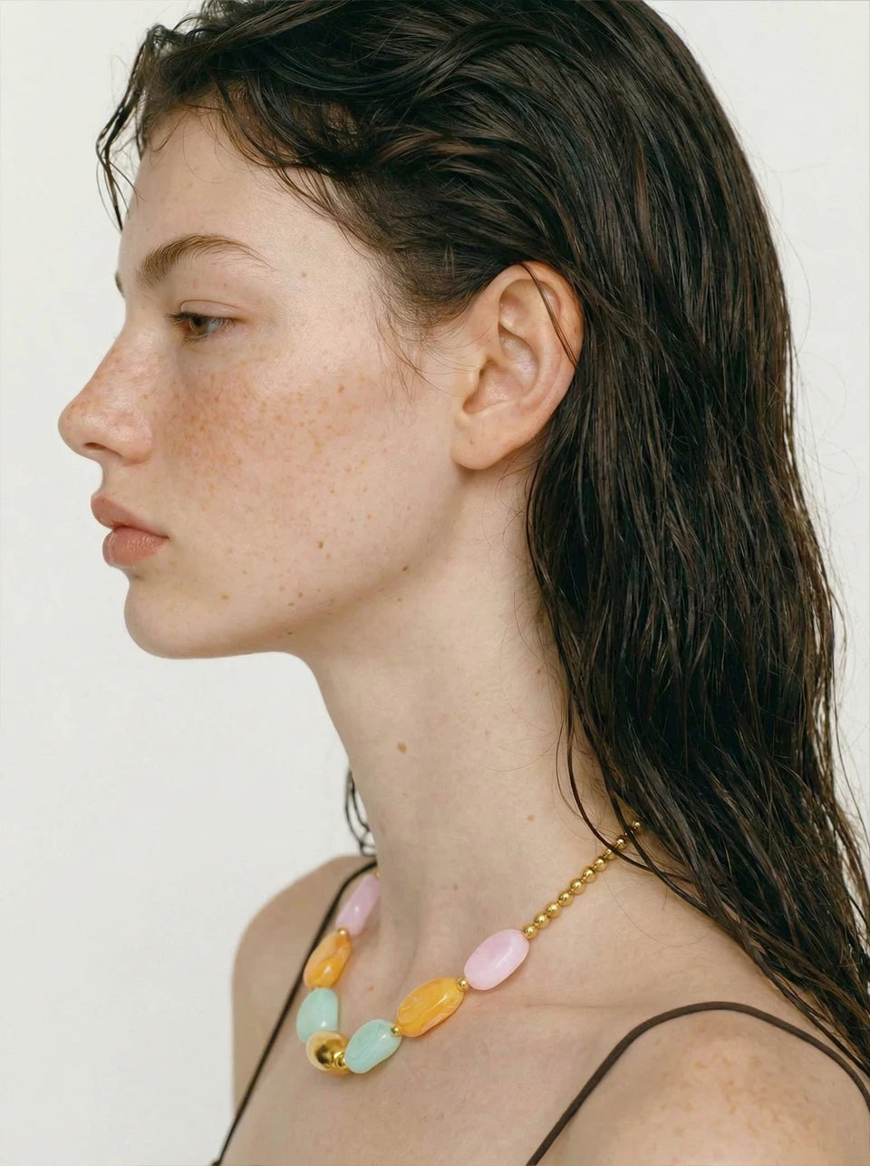 Resin natural stone geometric necklace in gold-plated stainless steel with natural stone and resin.
