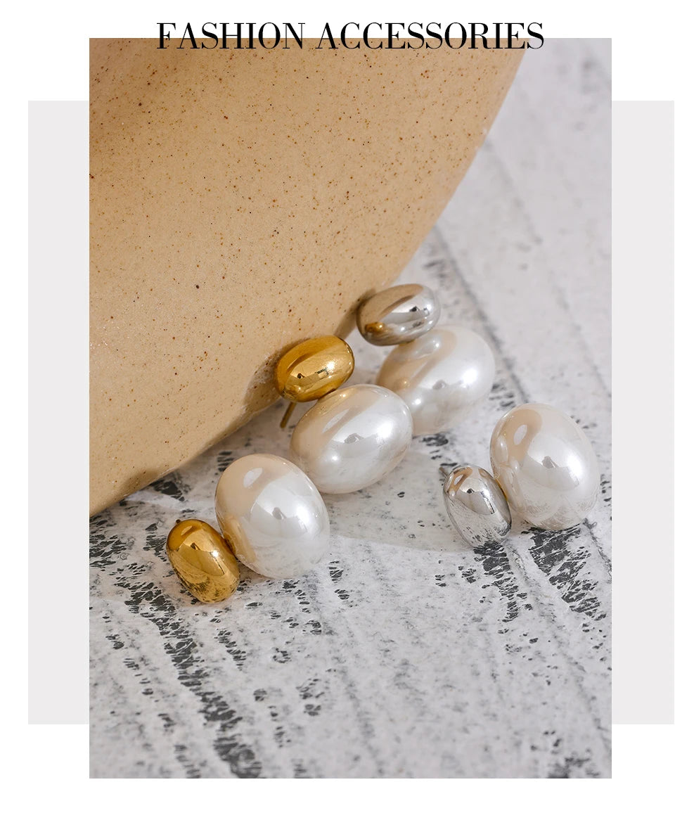 Pearl beaded geometric earrings in gold-plated stainless steel with pearl.