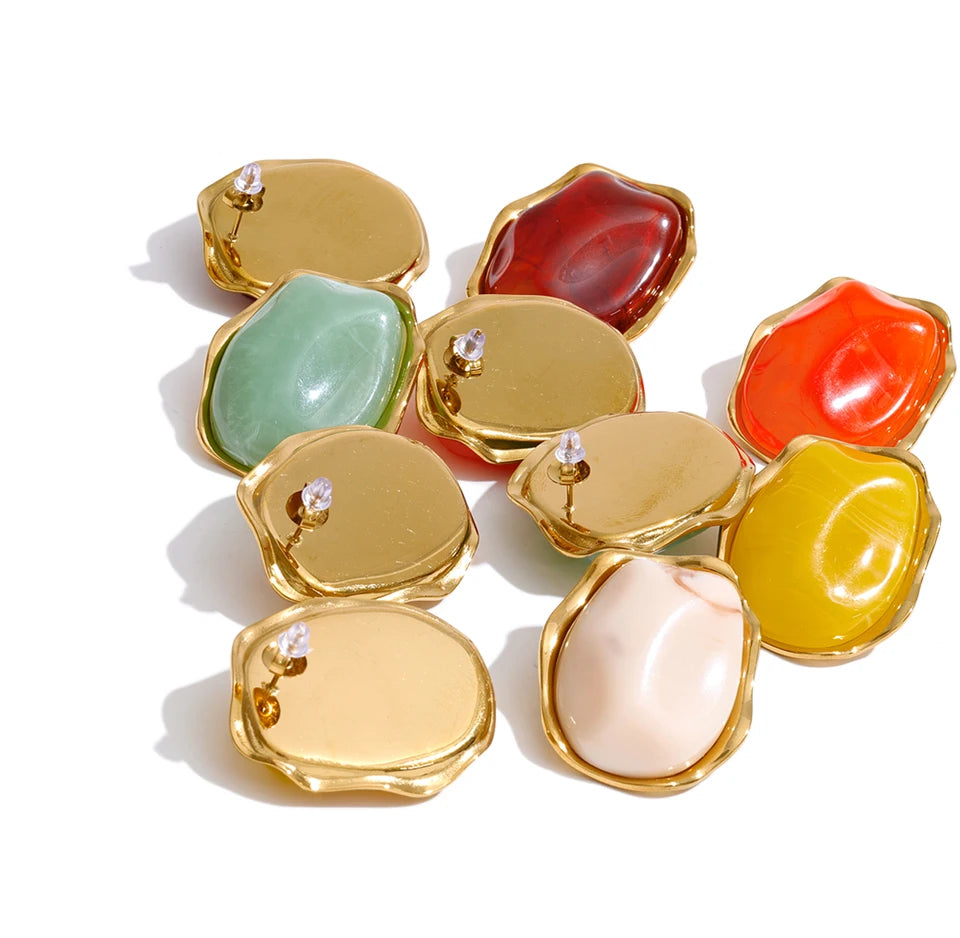Resin acrylic geometric earrings in gold-plated stainless steel with resin and acrylic.