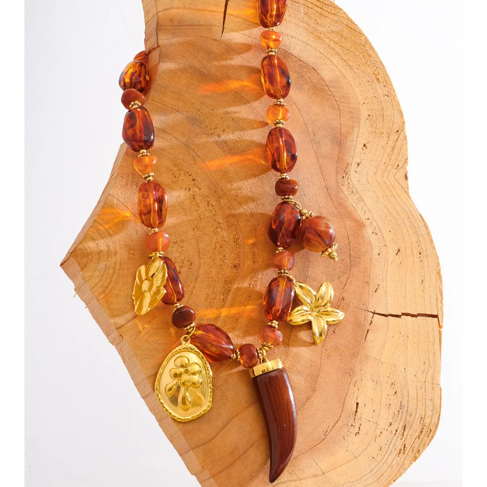 Amber resin flower necklace in gold-plated stainless steel with resin.