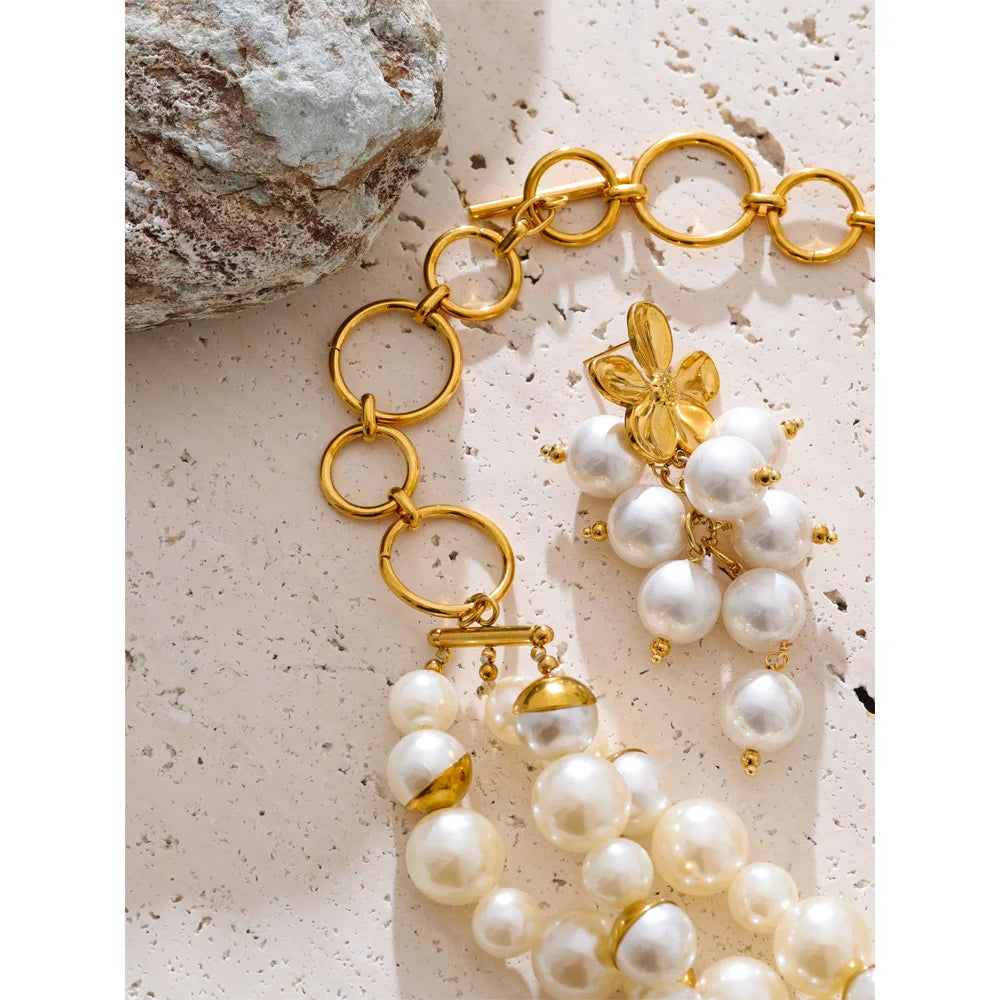 Pearl beaded geometric earrings in gold-plated stainless steel with pearl.