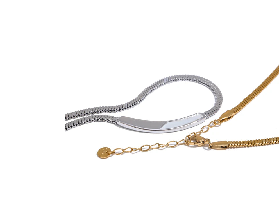 Shell geometric chain necklace in gold-plated stainless steel with shell.