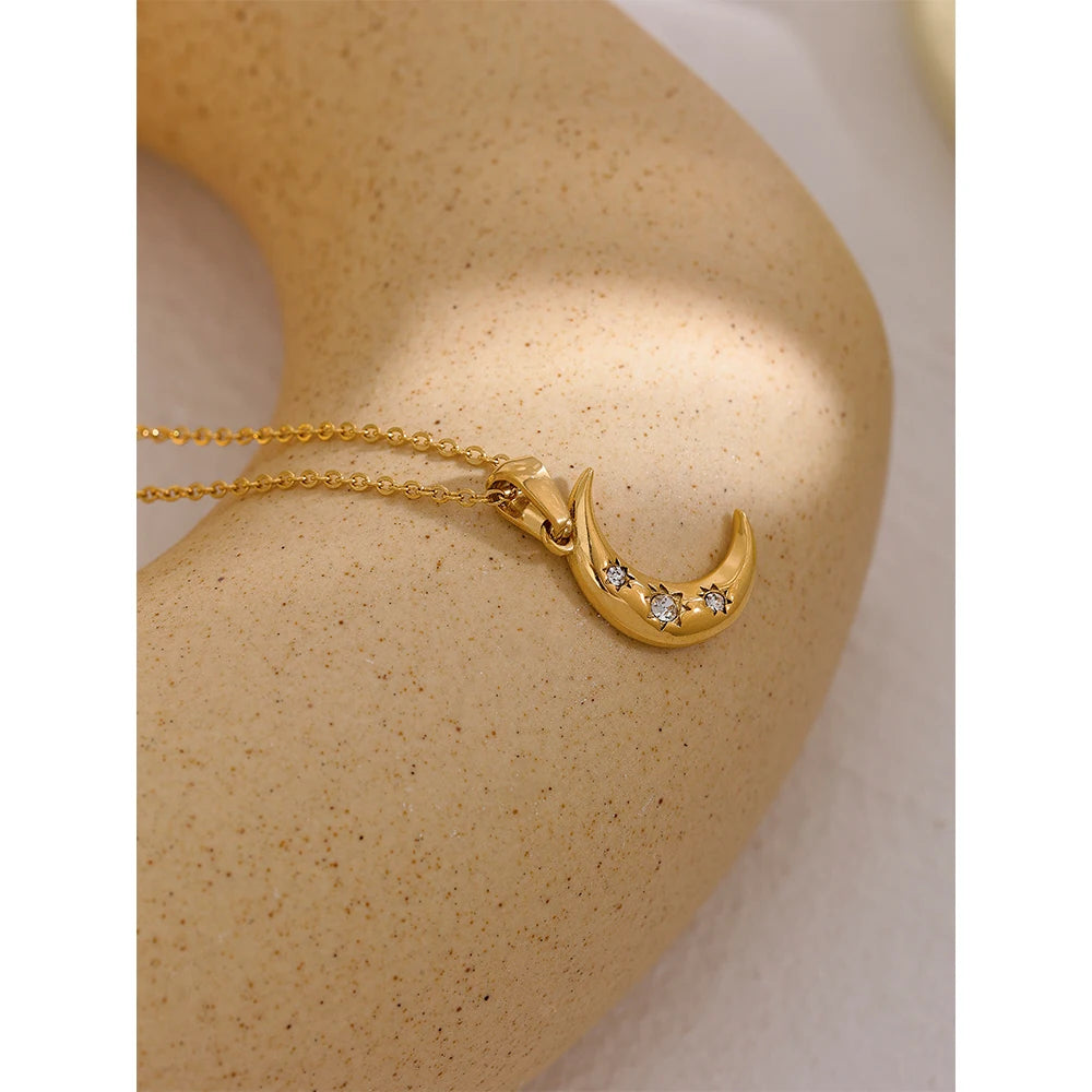 Cubic zirconia moon necklace in gold-plated stainless steel with cubic zirconia.