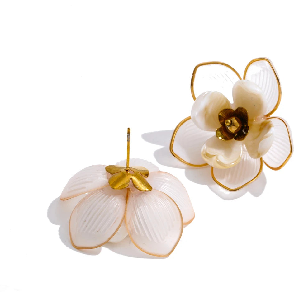 Resin flower earrings in gold-plated stainless steel with resin.