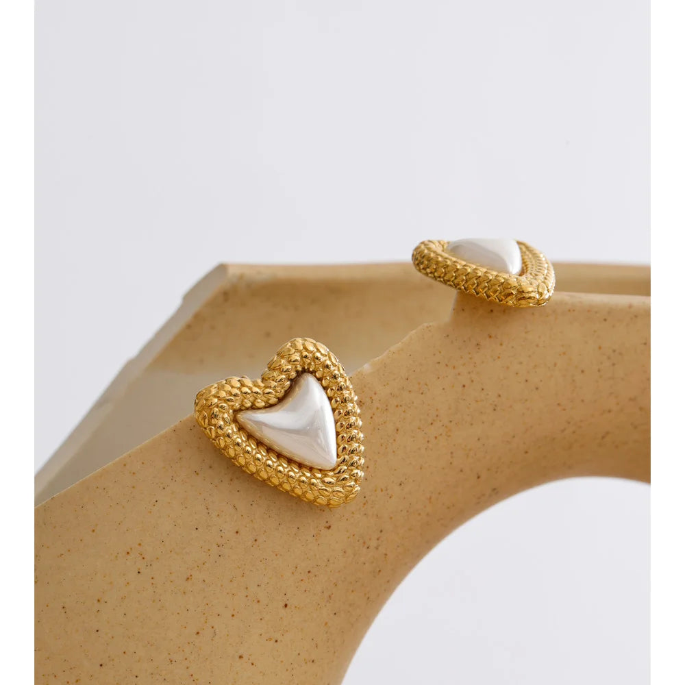 Pearl heart earrings in gold-plated stainless steel with pearl.
