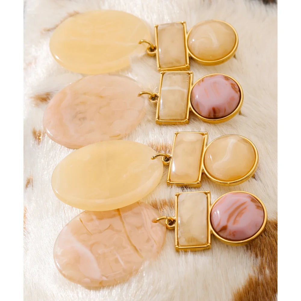 Resin geometric earrings in gold-plated stainless steel with resin.