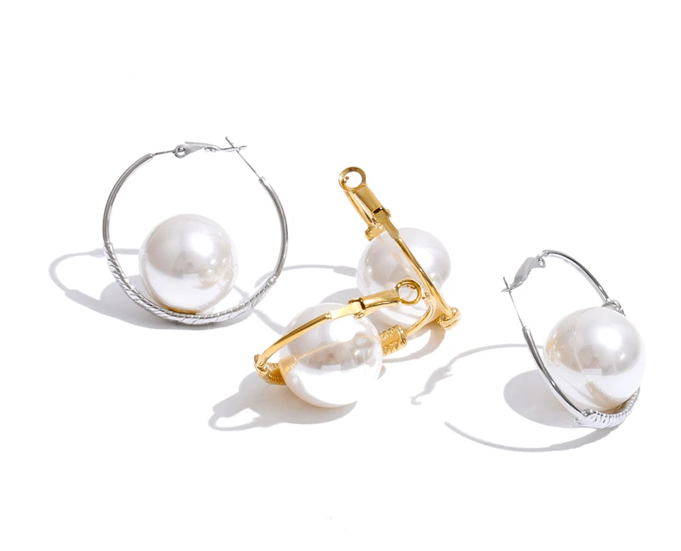 Pearl geometric earrings in gold-plated stainless steel with pearl.