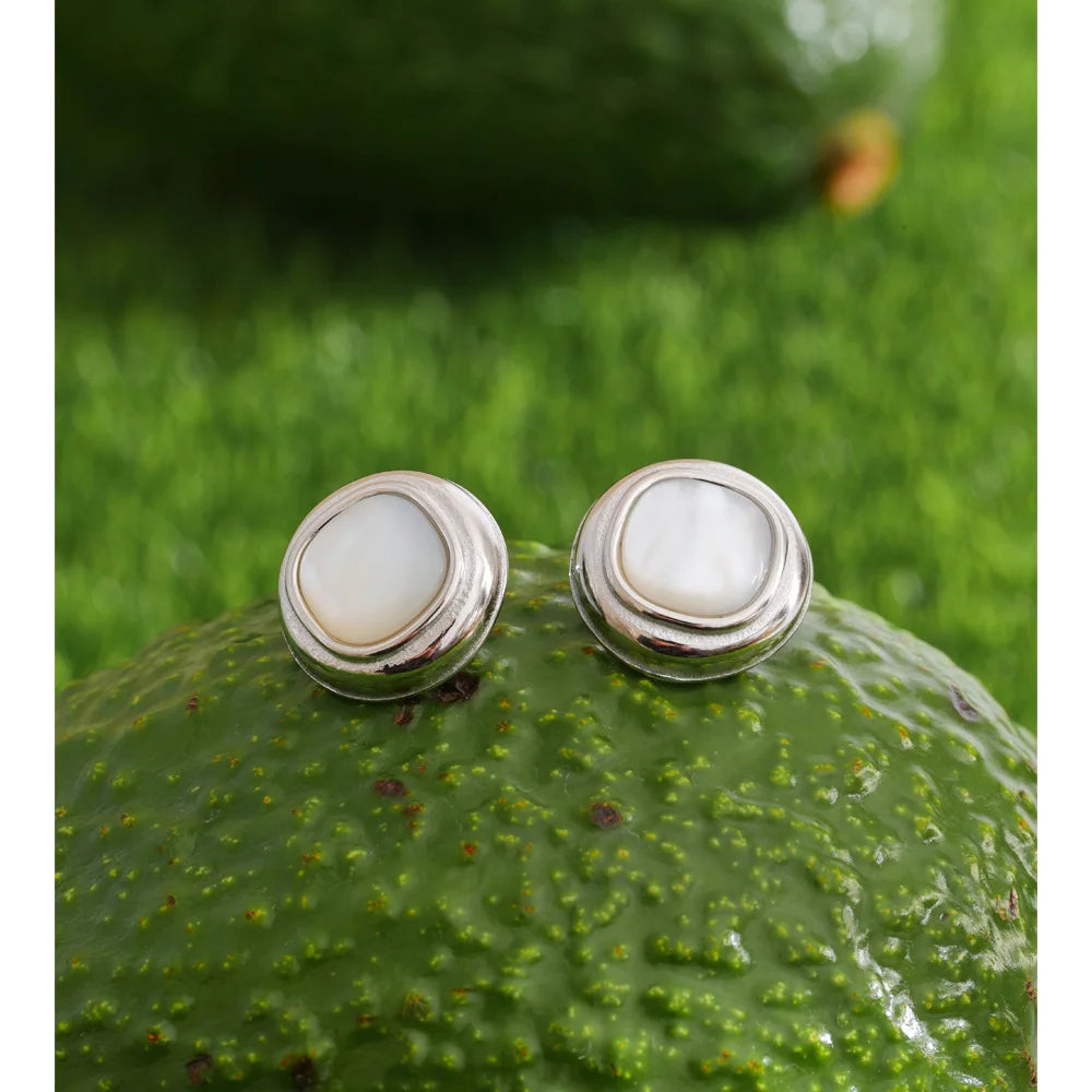 Shell geometric earrings in gold-plated stainless steel with shell.