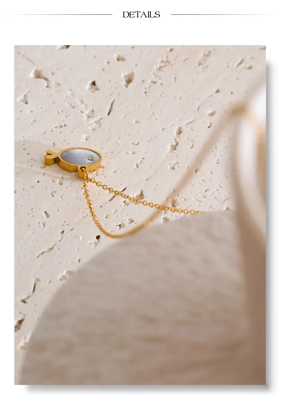 Shell geometric necklace in gold-plated stainless steel with shell.