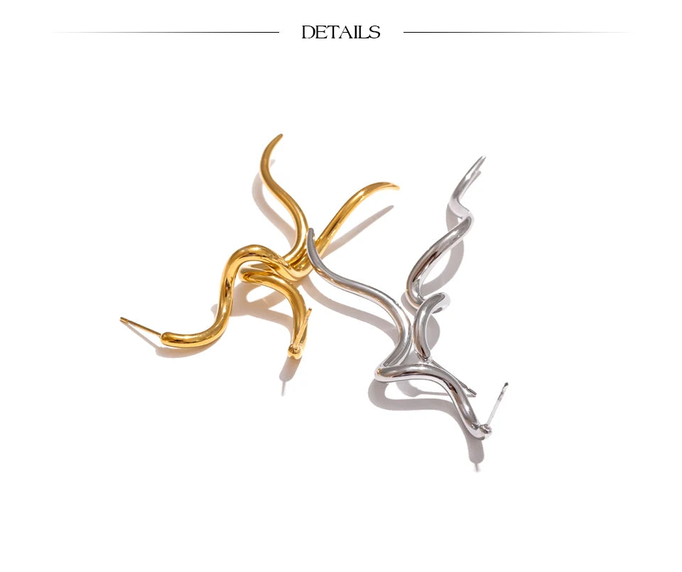 Minimalist geometric earrings in gold-plated stainless steel.