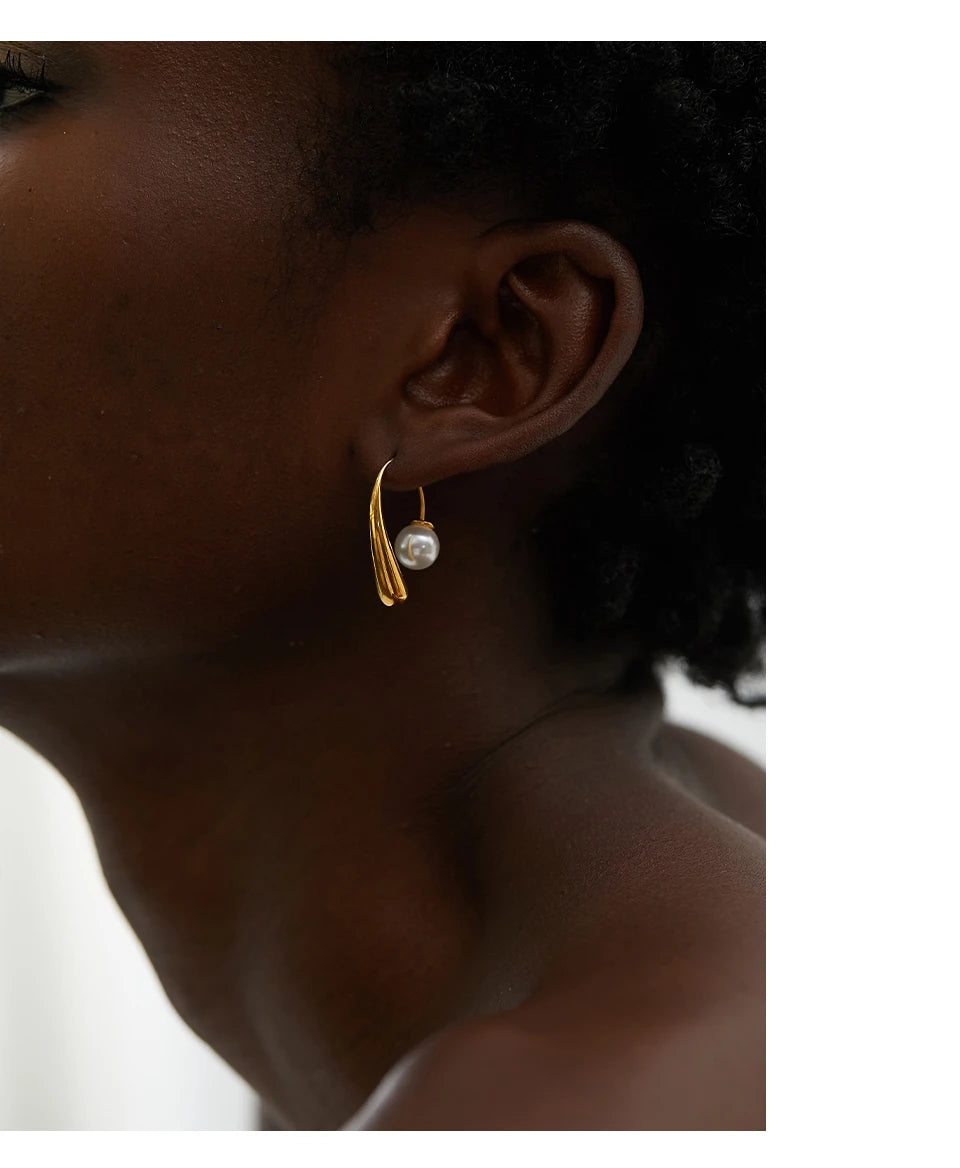 Pearl minimalist geometric earrings in stainless steel with pearl.